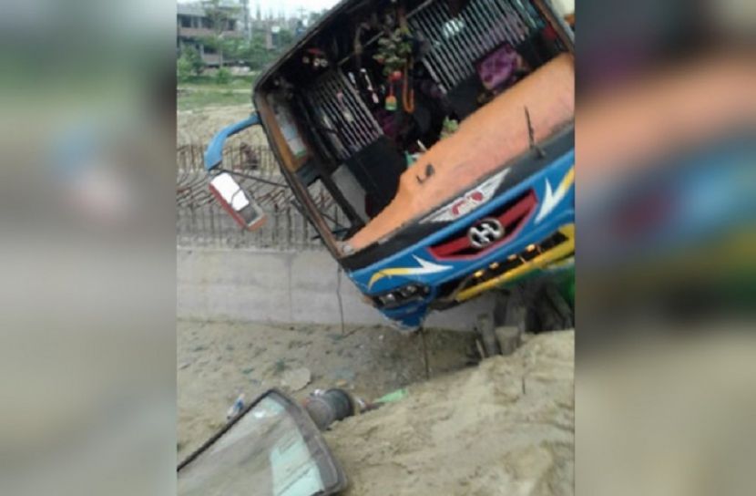 বাস উল্টে স্কুল শিক্ষকের মৃত্যু
