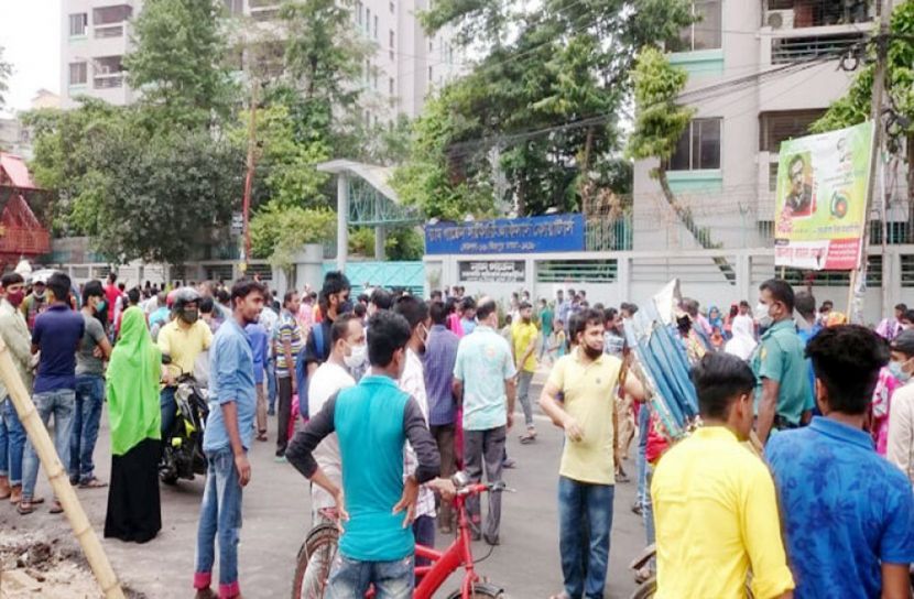 ছুটি বাড়ানোর দাবিতে গার্মেন্টস শ্রমিকদের বিক্ষোভ 