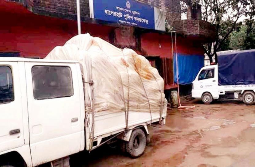 গাইবান্ধায় পিকআপ ভর্তি পলিথিন জব্দ, আটক ২