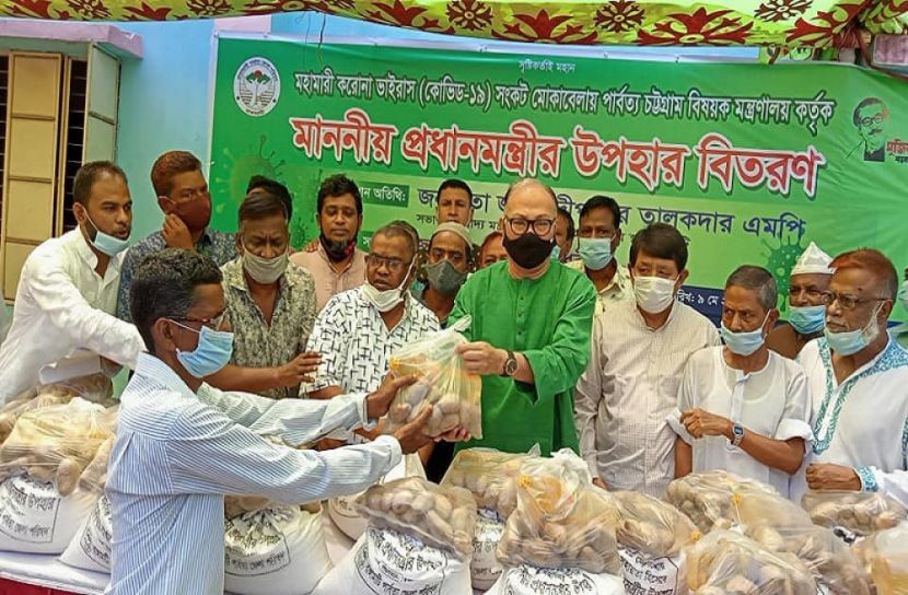 রাঙামাটিতে প্রধানমন্ত্রীর উপহার বিতরণ