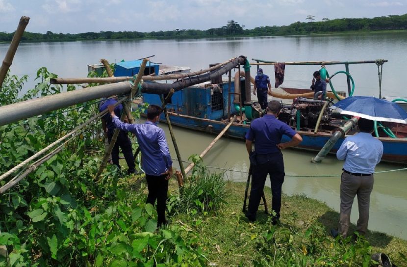  নলছিটিতে ড্রেজার মালিককে জরিমানা