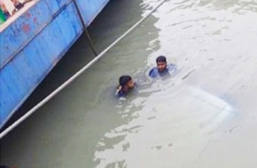 পাটুরিয়ায় নিয়ন্ত্রণ হারিয়ে নদীতে মাইক্রোবাস 