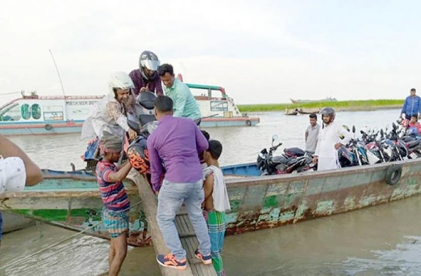 শিমুলিয়ায় মাঝিসহ ৬ ট্রলার আটক