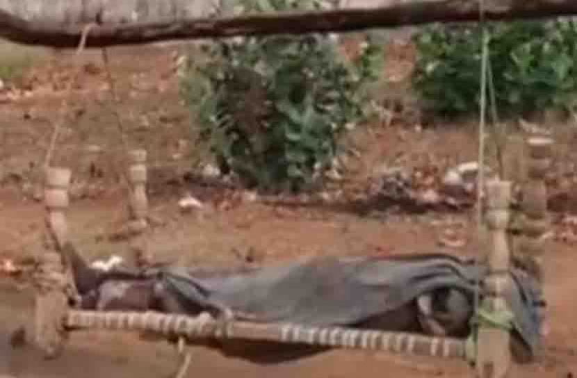 মেয়ের লাশ নিয়ে ৩৫ কিলোমিটার পথ হাঁটলেন বৃদ্ধ বাবা!