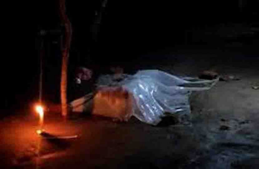 রাস্তায় ১৩ ঘণ্টা পড়ে রইল বৃদ্ধার মরদেহ, এগিয়ে এলো না কেউ