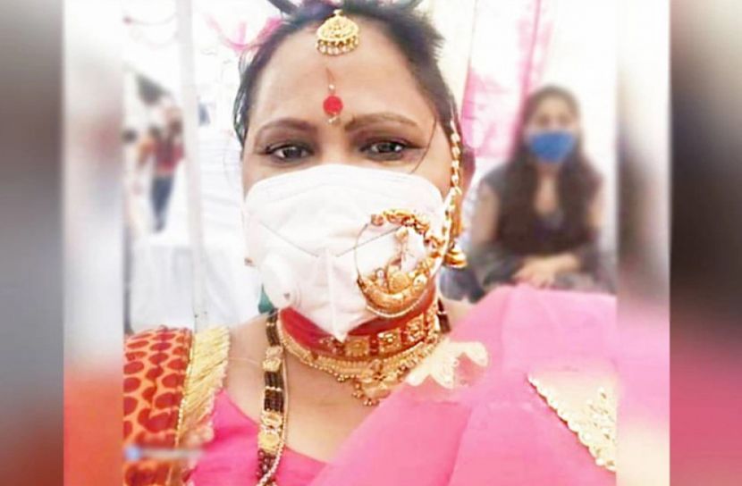 এ কেমন মাস্ক,আছে নোলক!