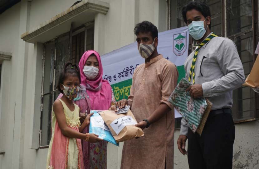 সুবিধাবঞ্চিত শিশুদের মাঝে সমতট মুক্ত স্কাউটের ঈদ উপহার বিতরণ