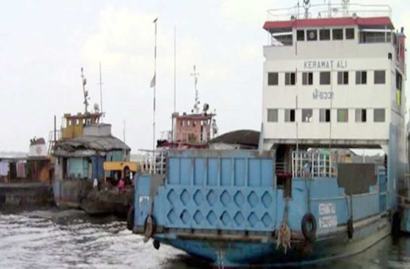 পাটুরিয়া-দৌলতদিয়া নৌরুটে ফেরি চলাচল বন্ধ