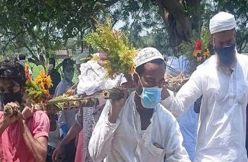 হিন্দু প্রতিবেশীর মরদেহ সৎকার করলেন মুসলিম তরুণরা