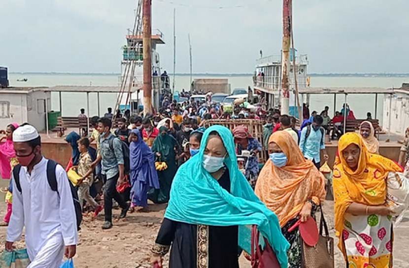 পাটুরিয়ায় ঢাকামুখী মানুষের চাপ