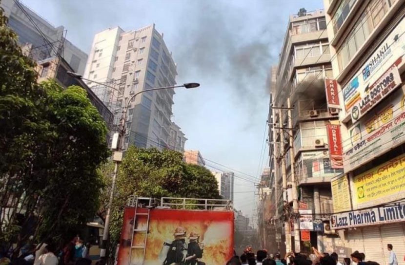 রাজধানীর পান্থপথে বহুতল ভবনে আগুন