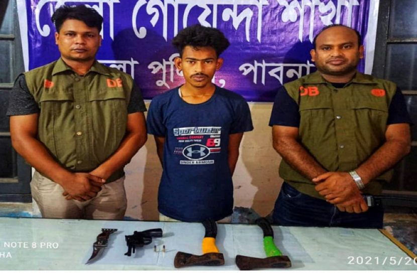 পাবনায় অস্ত্রসহ যুবক আটক
