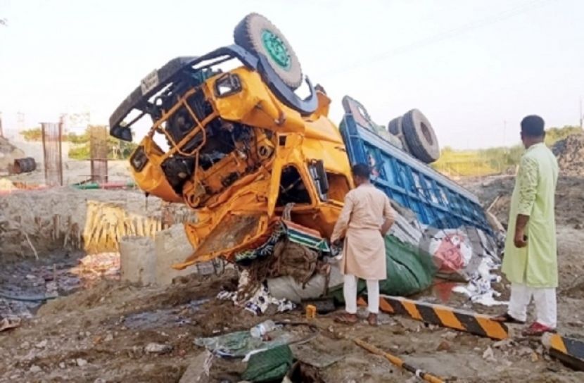 সেতুর রেলিং ভেঙে ট্রাক খালে, শ্রমিক নিহত