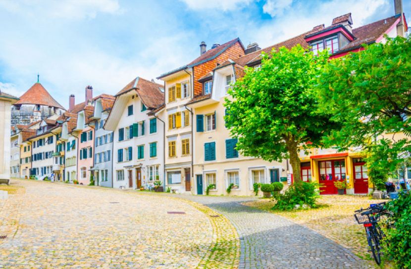 ঘড়ির কাটা কখনো ১২ স্পর্শ করে না এই শহরে!