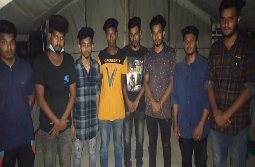 সেনা সদস্যদের হুমকি, আটক ৮