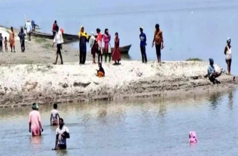 ভ্যাকসিন নেবেন না বলে নদীতে ঝাঁপ