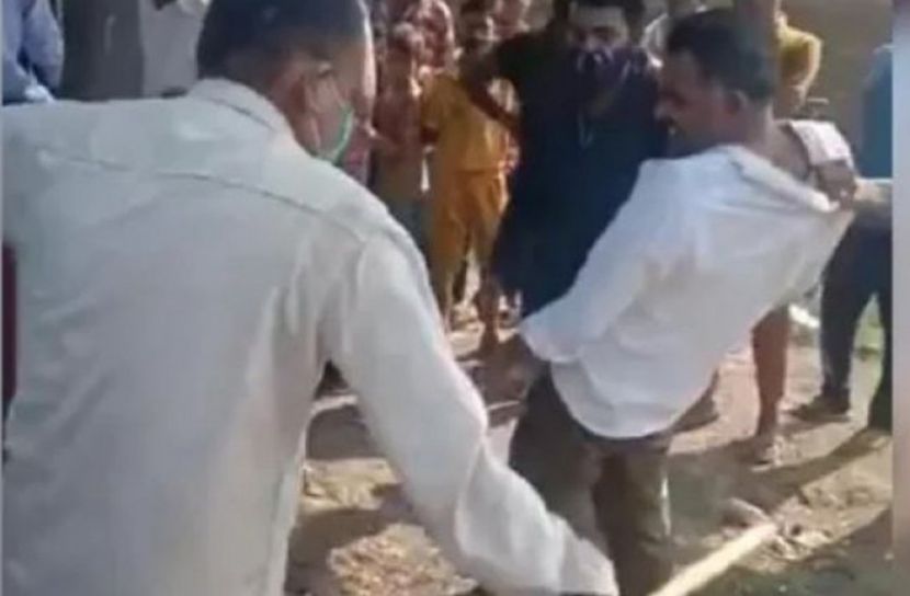 গো-রক্ষকদের তৎপরতা, পেটালো মুসলিম ব্যবসায়ীকে