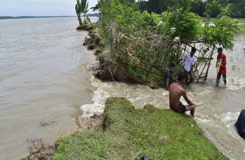কাঁঠালিয়ায় বাঁধ ভেঙ্গে গ্রাম প্লাবিত