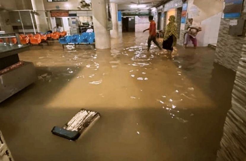 ‘হাঁটুজল’চট্টগ্রাম নগরীতে, ডুবেছে হাসপাতাল!