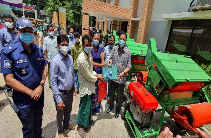 বান্দরবানে কৃষিজ যন্ত্রপাতি বিতরণ