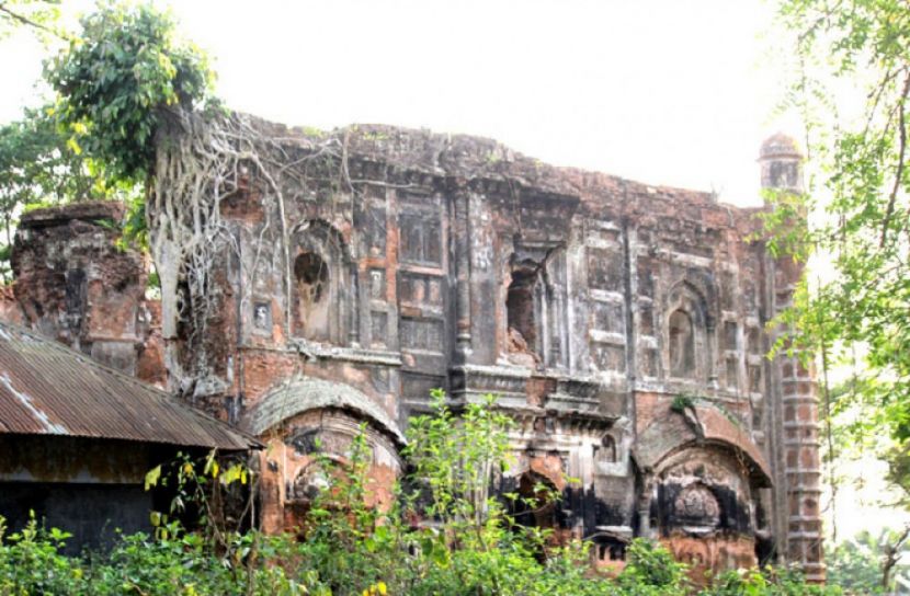 অযত্নে নওগাঁর প্রাচীন মসজিদ