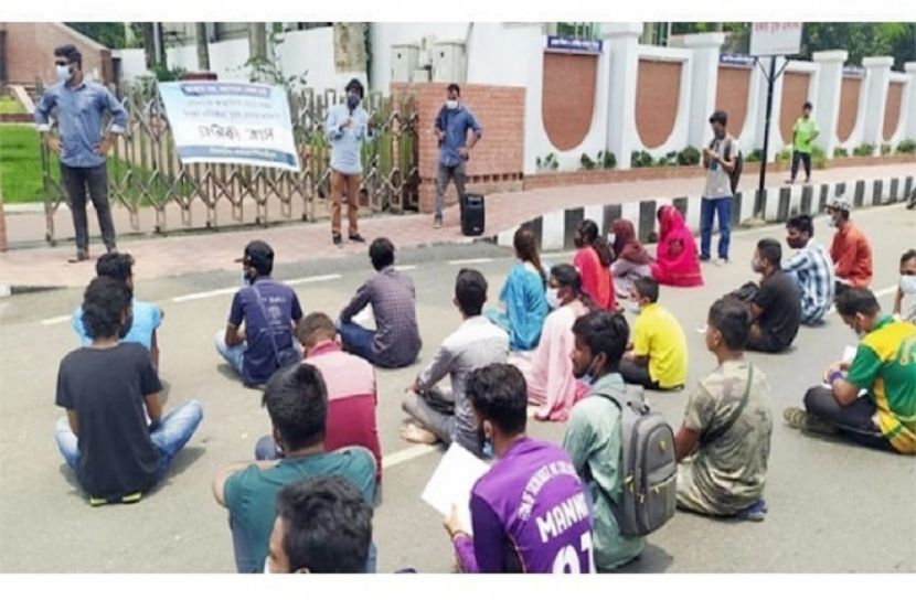সিলেটের রাস্তায় শিক্ষার্থীদের প্রতীকী ক্লাস