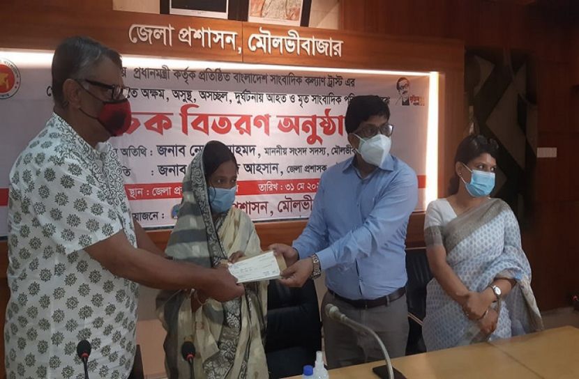 মৌলভীবাজারে কল্যাণ ট্রাস্টের চেক হস্তান্তর