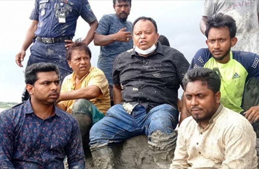 এমপিকে কাদা ছুড়ল এলাকাবাসী