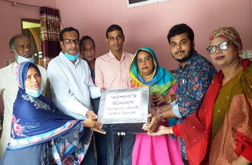 পোশাকের টাকায় দুস্থ পরিবারকে সেলাই মেশিন উপহার