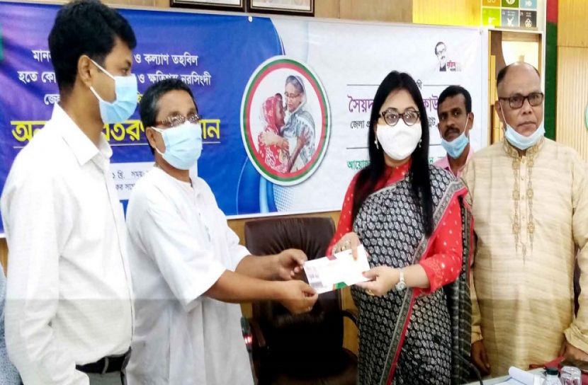 ৭২ পুরোহিতকে প্রধানমন্ত্রীর উপহার