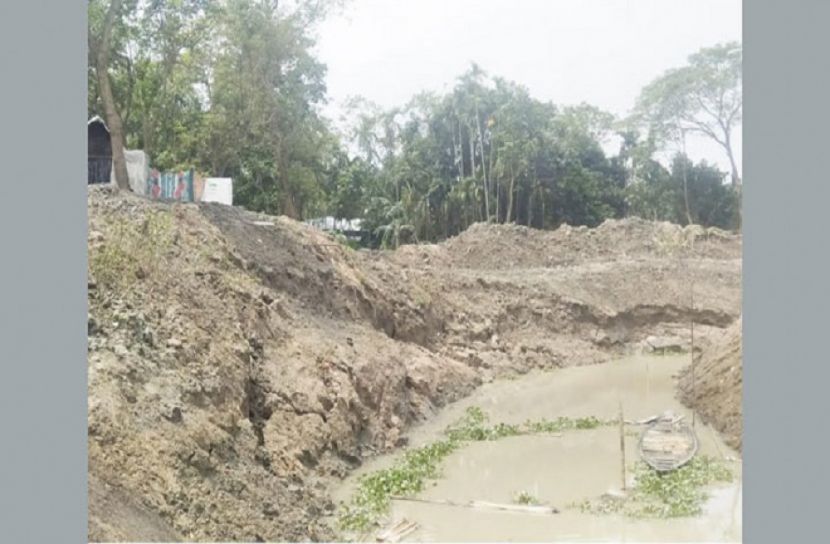 খনন শেষ হয়নি, ধ্বসে পড়ছে পাড়ের মাটি