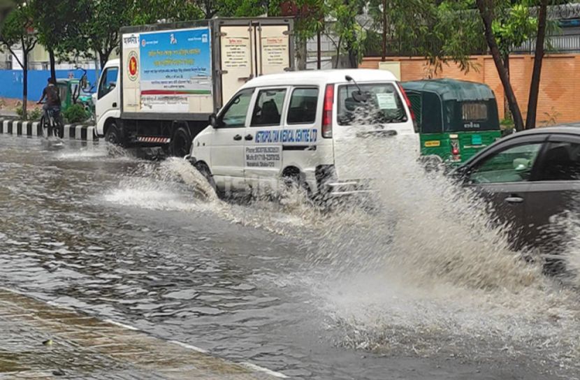 রাজধানীতে বৃষ্টি, বেড়েছে ভোগান্তি 