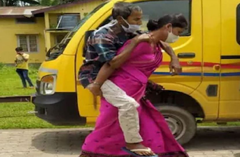 পুত্রবধূর পিঠে হাসপাতালে শ্বশুর 