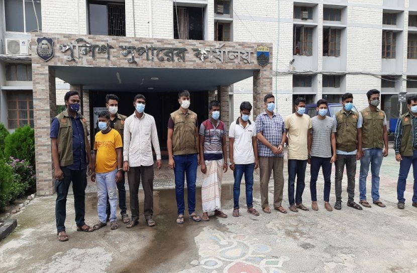 সিরাজগঞ্জ পাসপোর্ট অফিস থেকে ৭ দালাল আটক  