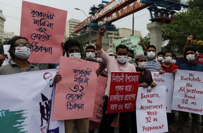 চাকরিতে বয়স বৃদ্ধির দাবিতে শাহবাগে সমাবেশ