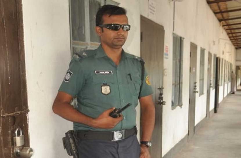 মাইক্রোবাস চাপায় পুলিশের এসআই নিহত