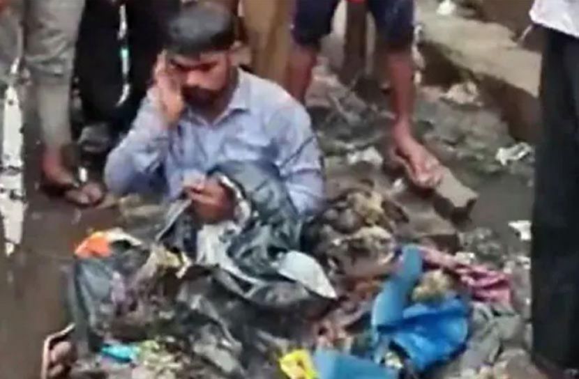অপরিষ্কার রাখায় মাথায় আবর্জনা ঢেলে দিলেন সাংসদ