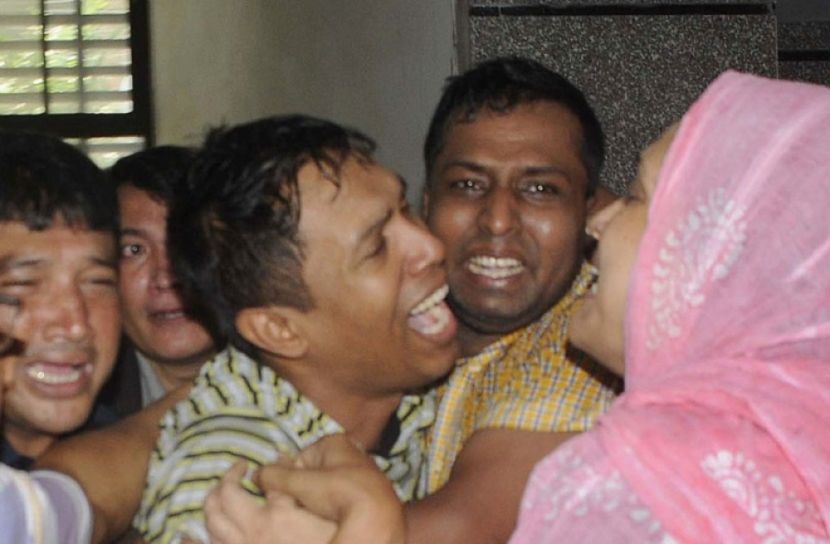 স্ত্রী খুন হওয়ার পর স্বজনদের জড়িয়ে ধরে কান্নায় ভেঙে পড়েন বাবুল আক্তার। ফাইল ফটো