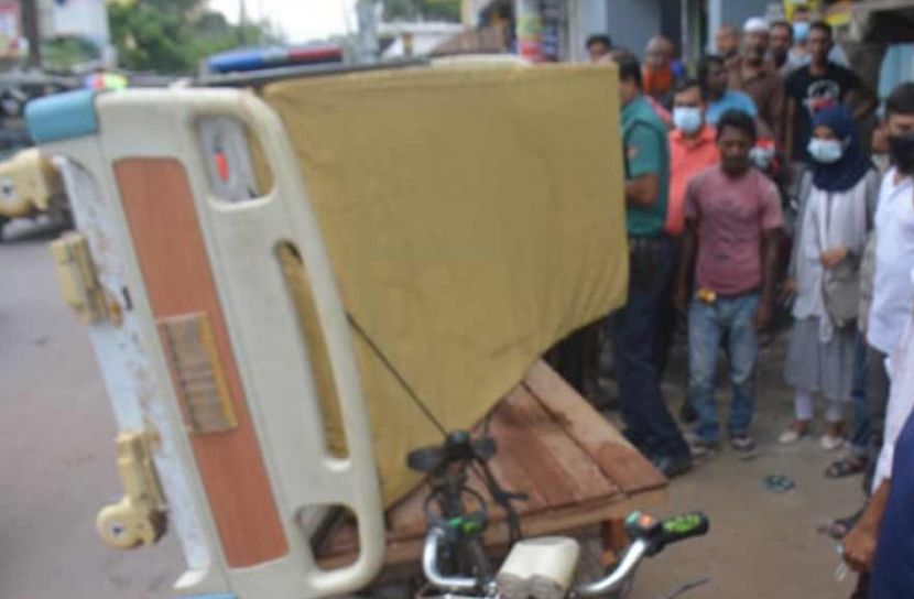 হাসপাতালের বেডসহ রংপুর মেডিকেলের চিকিৎসক আটক