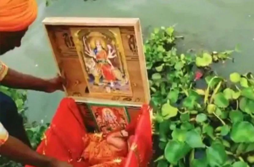 মাঝির চোখে পড়েছিল বলে!