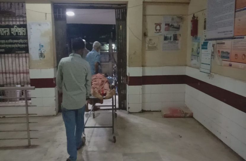 ট্রাক নিয়ন্ত্রণ হারিয়ে গাছে ধাক্কা: নিহত ১, আহত ৩৫