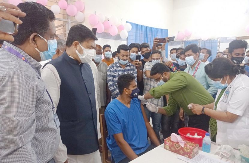 মেডিকেল শিক্ষার্থীদের সিনোফার্মের টিকা প্রদান 