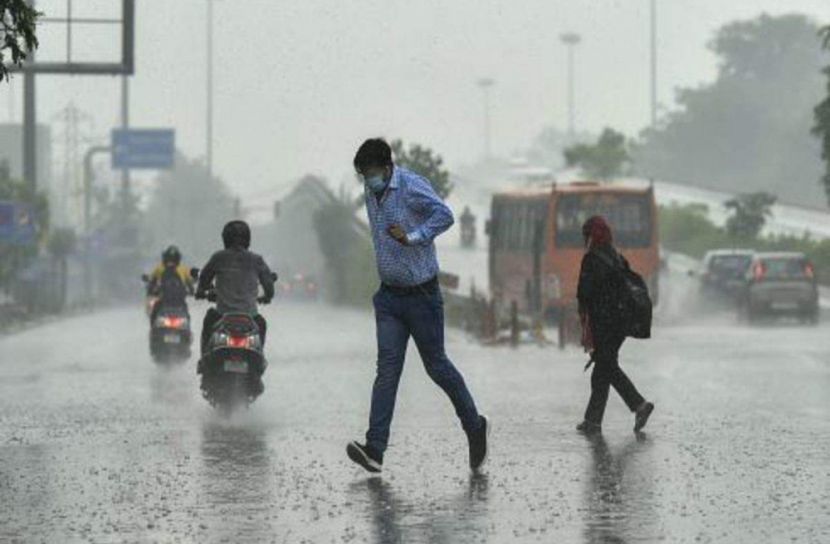 ঝুম বৃষ্টিতে রাজধানীতে দিনের শুরু