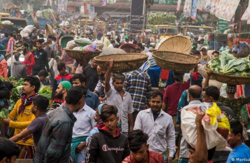 অবাধে ঘুরে বেড়াচ্ছে করোনারোগীরা