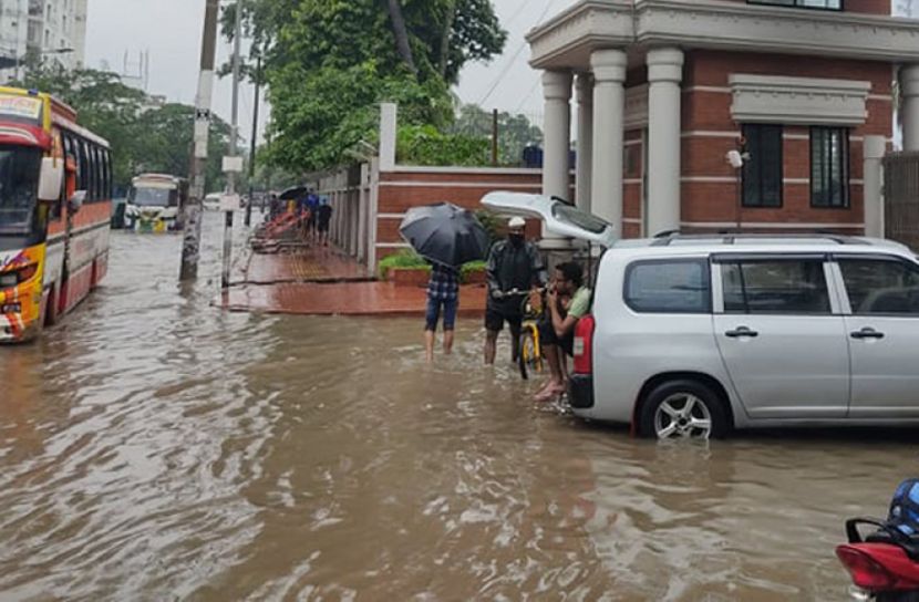 জলাবদ্ধতায় যুক্ত হয়েছে বিকল  গাড়ি