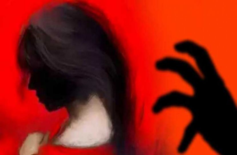 ধর্ষণের শিকার কিশোরী, বিশ্বাস করেনি মা