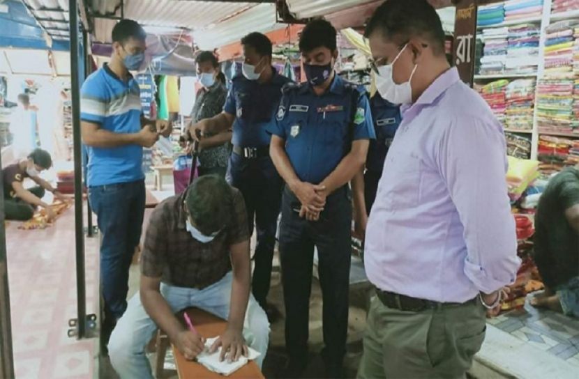 নওগাঁয় স্বাস্থ্যবিধি ও মাস্ক নিশ্চিত করতে অভিযান
