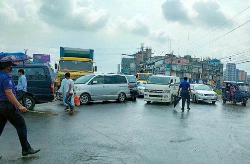 শিমরাইল থেকে হেঁটে রাজধানীতে ঢুকছে মানুষ