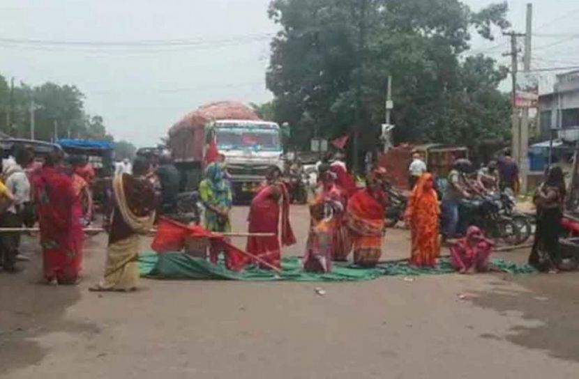 স্বামীর দ্বিতীয় বিয়ে, প্রতিবাদে সড়ক অবরোধ