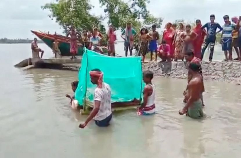 সাপে কাটা মেয়েকে নদীতে ভাসালো বাবা